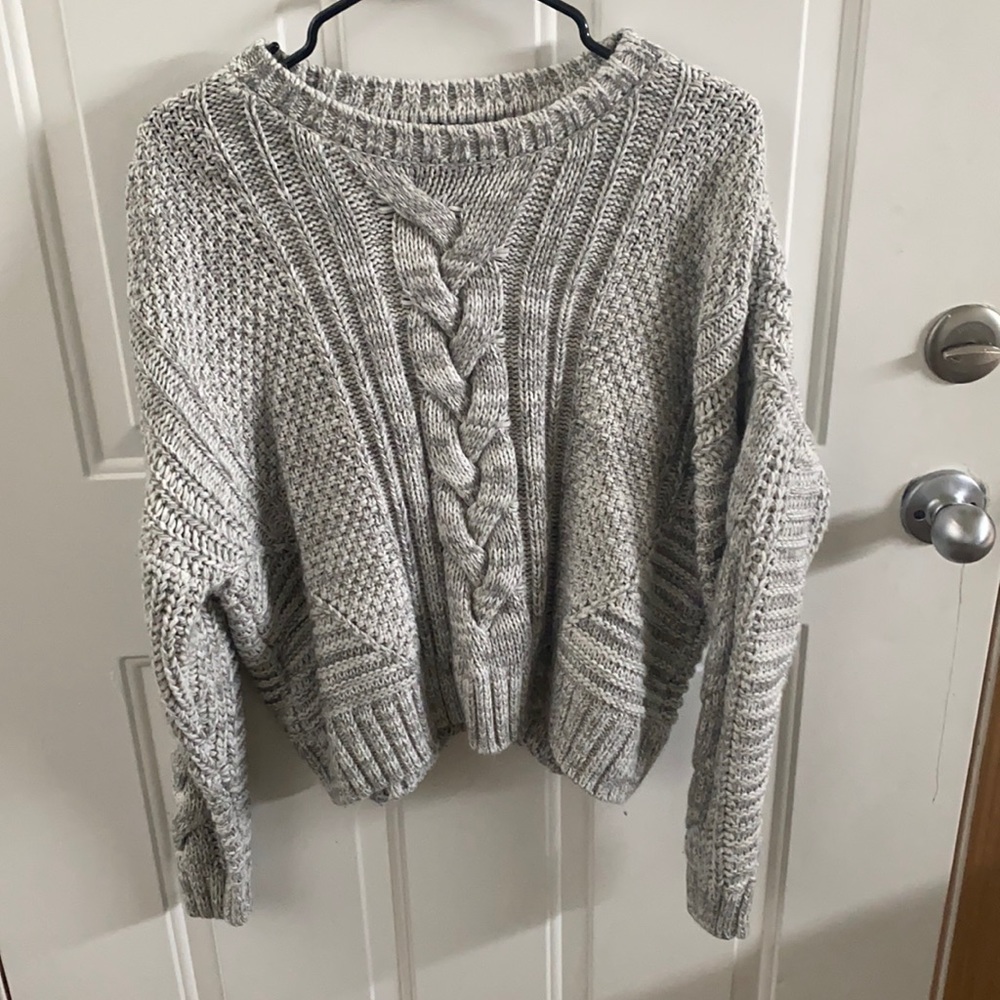 Moon&Madison gray/white cable knit sweater, says XL, fits like a S-M, cropped